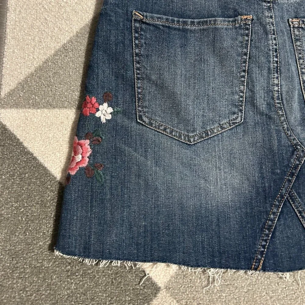 NWT‎ Express Floral Embroidered Raw Hem Jean Denim Mini Skirt Women's Size 6